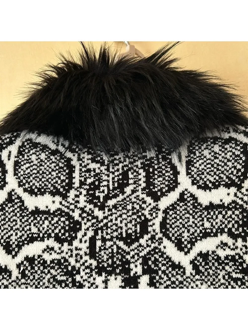 Sioni Blk/White Sweater w/Detachable Faux Fur Around Collar, Size L